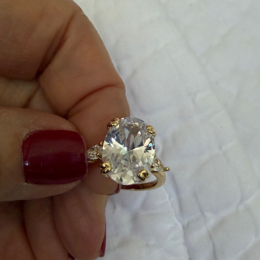 Size 6 Elegant Cubic Zirconia oval diamond  Women's Ring - Picture 4 of 8